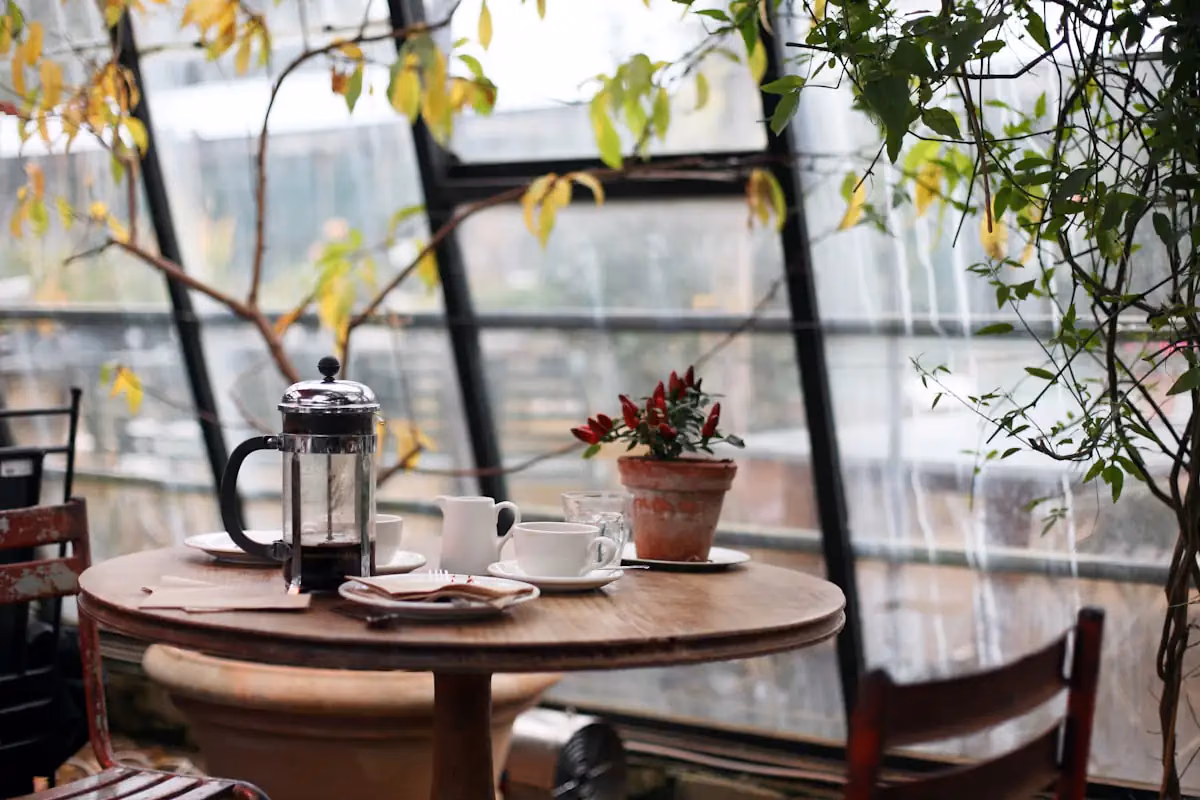 Pengunjung nongkrong santai di kedai Kopiin Jakarta