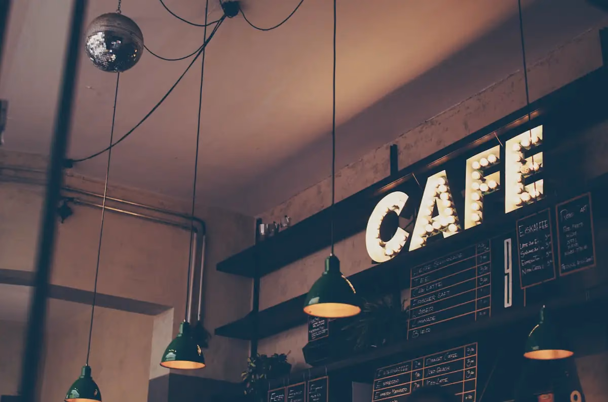 Secangkir Kopi Hitam Klasik di atas meja kayu Kopiin