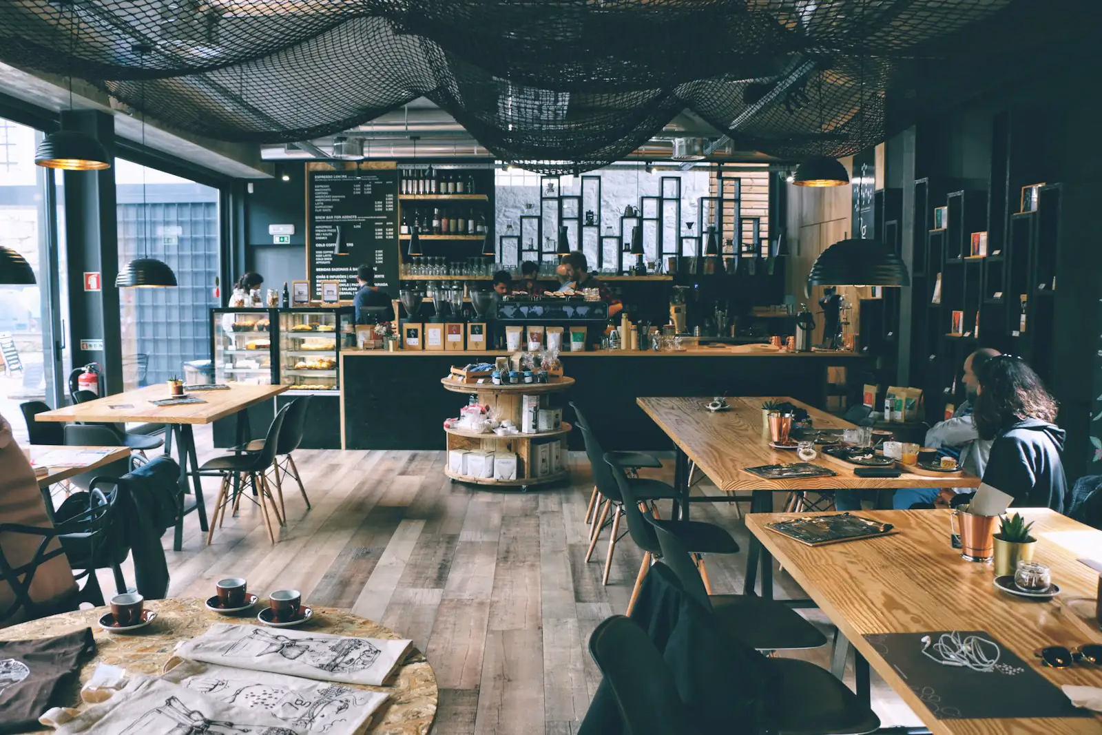 Suasana nongkrong dan minum kopi di Kopiin Jakarta