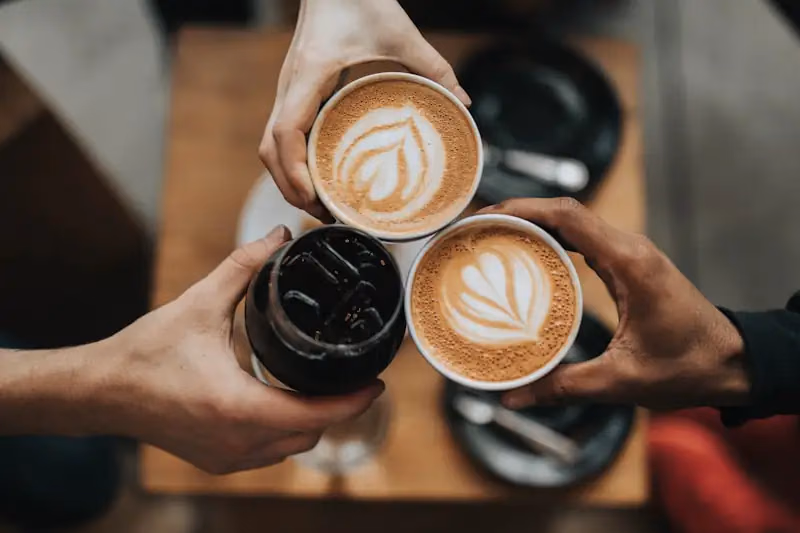 Segelas Kopi Susu Gula Aren di meja Kopiin
